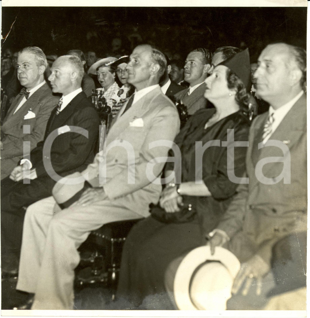 Fotografia d epoca originale 1937 MILANO Estate Musicale Dino ALFIERI e Duca BERGAMO assistono CARMEN Foto 1