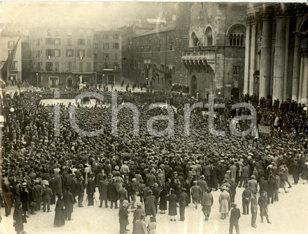Fotografia d epoca originale 1935 BRESCIA Piazza PAOLO VI Battaglione CAMICIE NERE con CaffÃ¨ BROLETTO Foto 1