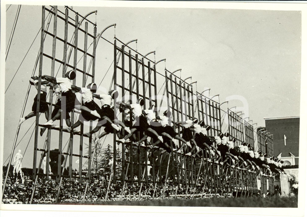 Fotografia d epoca originale 1935 ca ROMA? Saggio ginnico delle insegnanti  Prova al quadro svedese Foto 1
