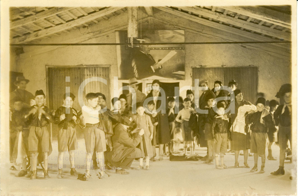 Fotografia d epoca originale 1932 ROMA Vestizione di Balilla appena reclutati in un rione popolare Foto 1