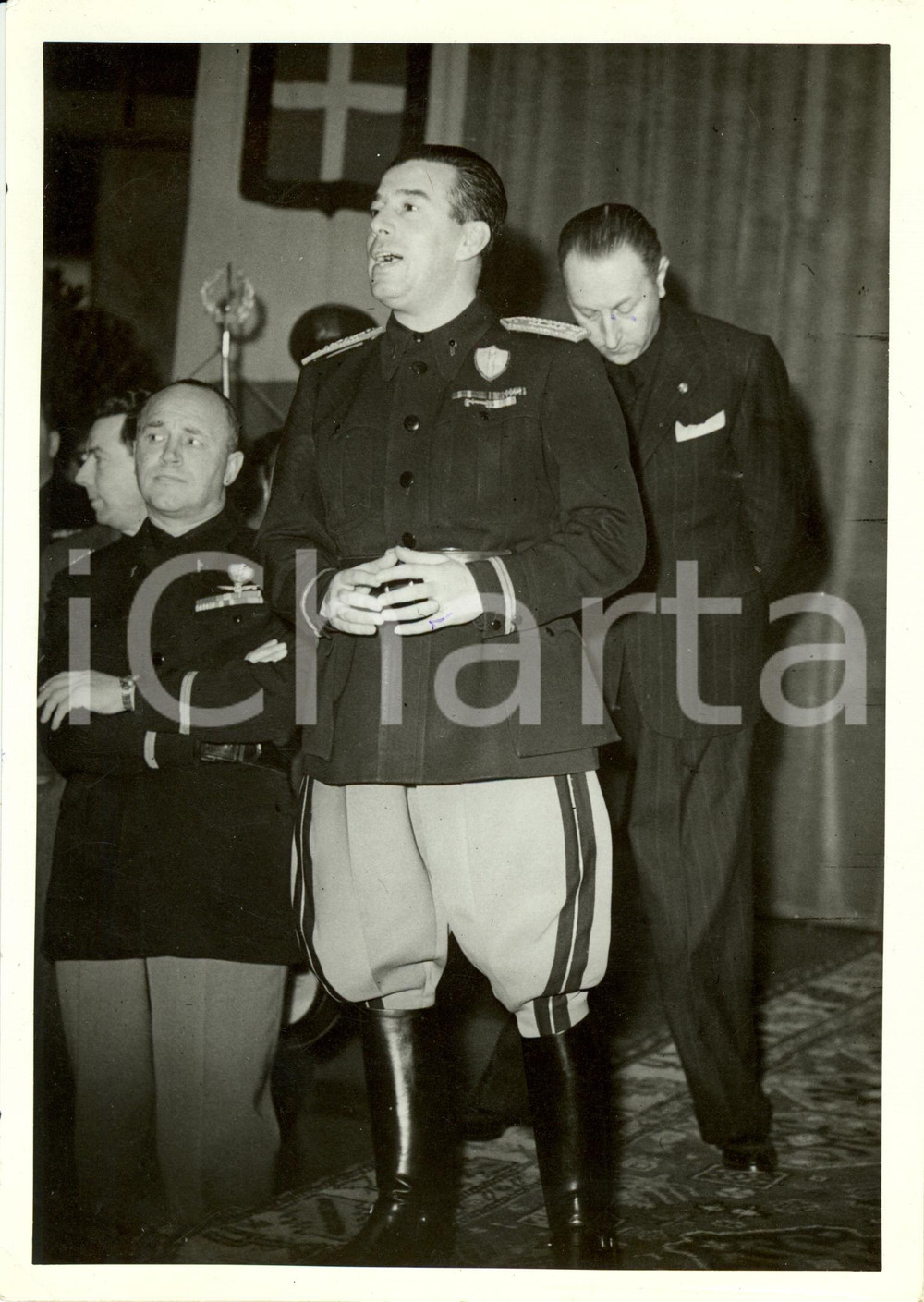 Fotografia d epoca originale 1942 MILANO Andrea IPPOLITO Federale parla al BANCO DI ROMA Fotografia 1