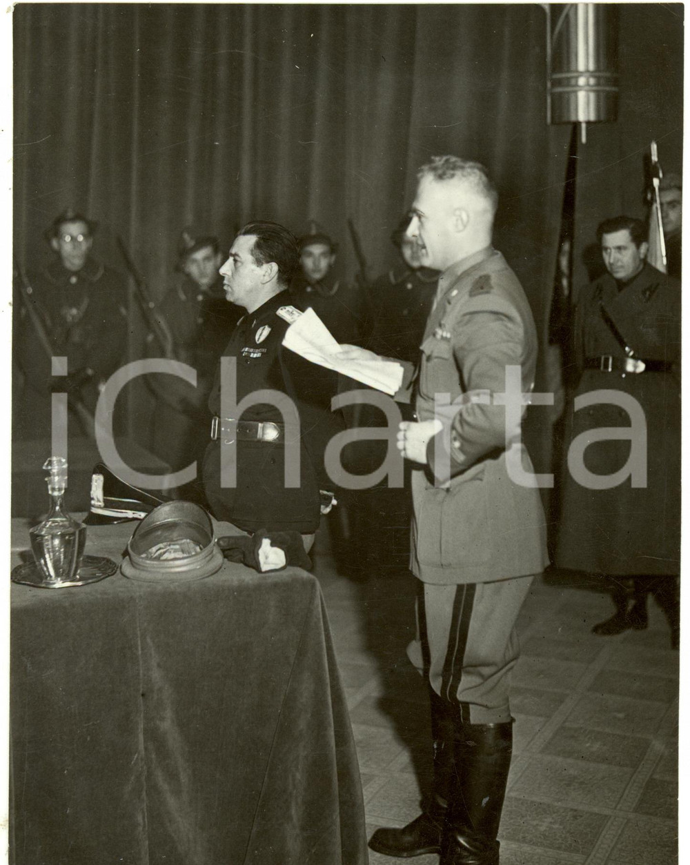 Fotografia d epoca originale 1941 MILANO GUF Segretario legge rapporto di Andrea IPPOLITO a universitari Foto 1