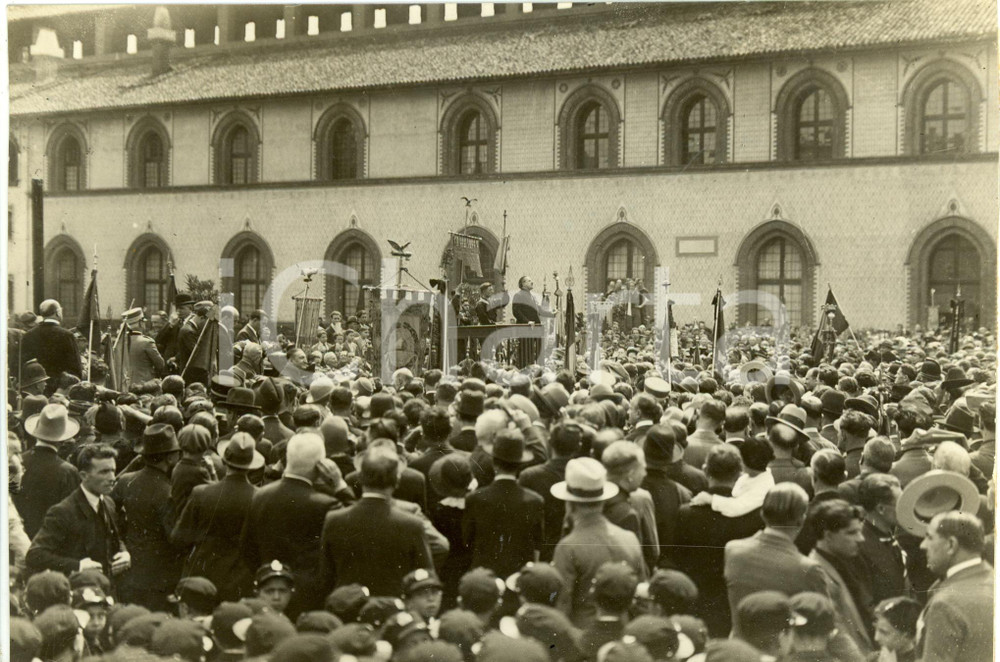 Fotografia d epoca originale 1931 MILANO Eugenio COSELSCHI parla all adunata dei combattenti Fotografia 1