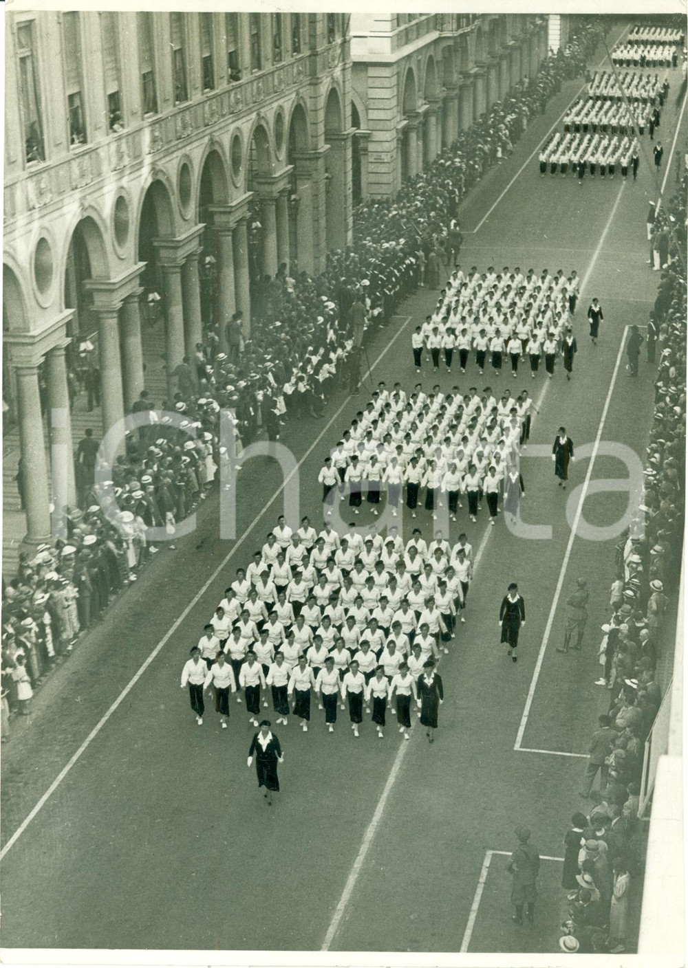 Fotografia d epoca originale 1936 TORINO Sfilata maestre scuola primaria per VIA ROMA Fotografia 1