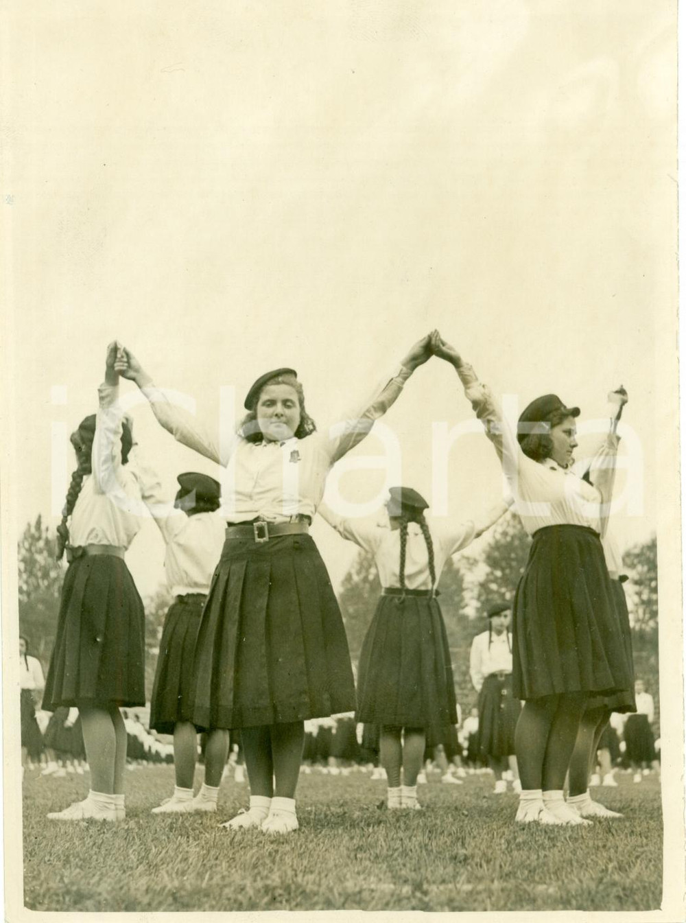 Fotografia d epoca originale 1939 MILANO Ragazze GIL si preparano per Festa delle LEGIONI Fotografia 1