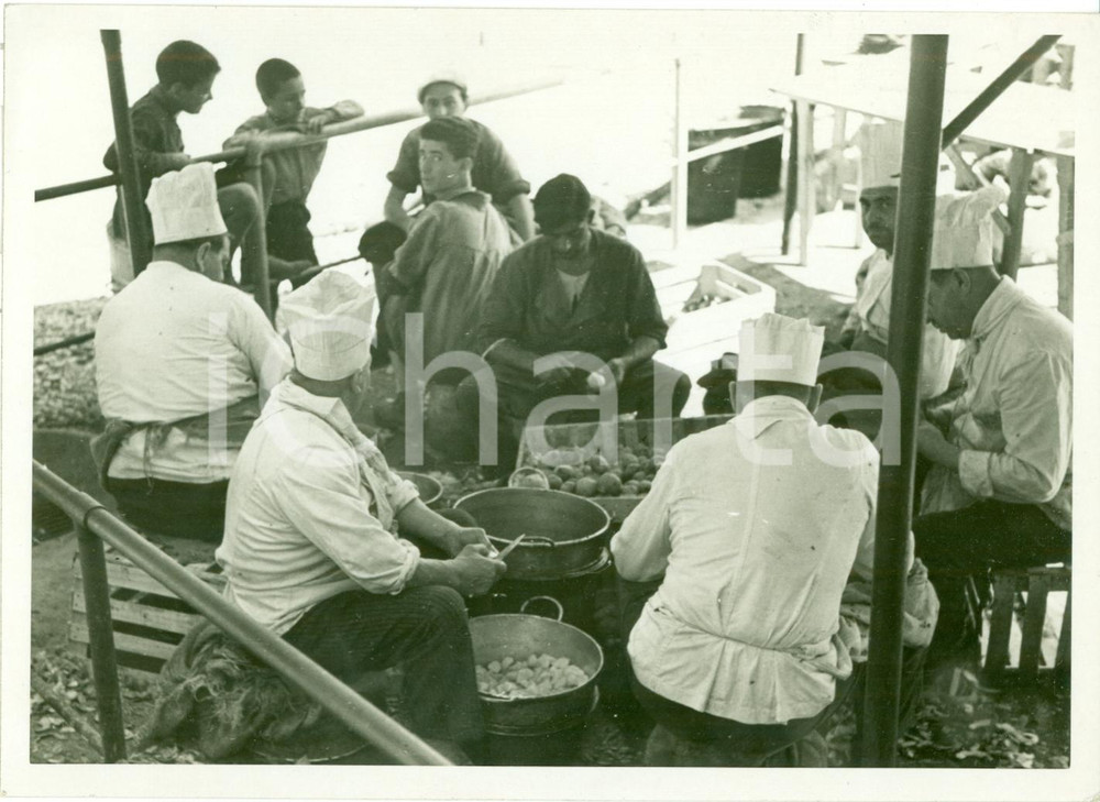 Fotografia d epoca originale 1936 ROMA Cuochi pelano patate per rancio al campeggio estivo FOTOGRAFIA 1