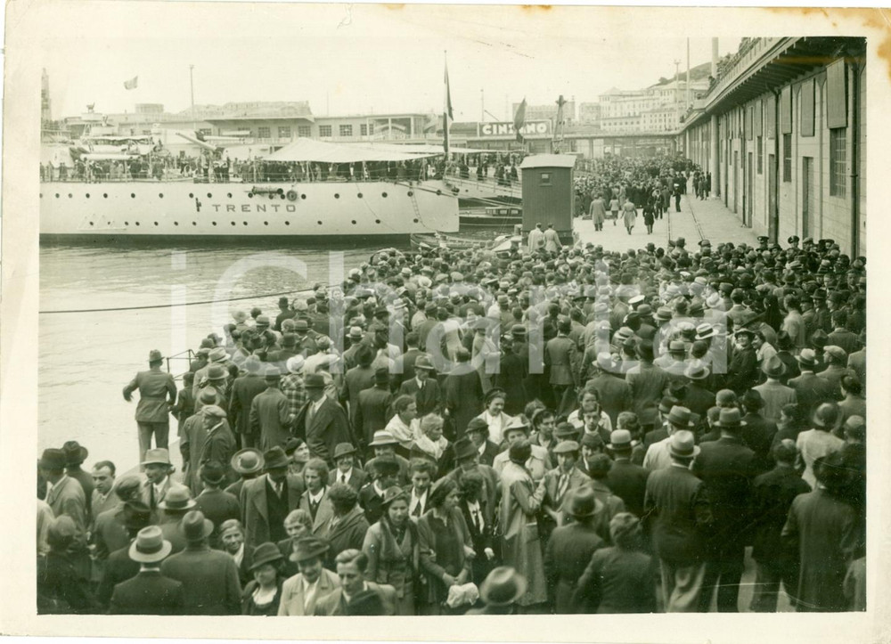 Fotografia d epoca originale 1935 ca GENOVA Folla visita Incrociatore TRENTO al porto Fotografia 1