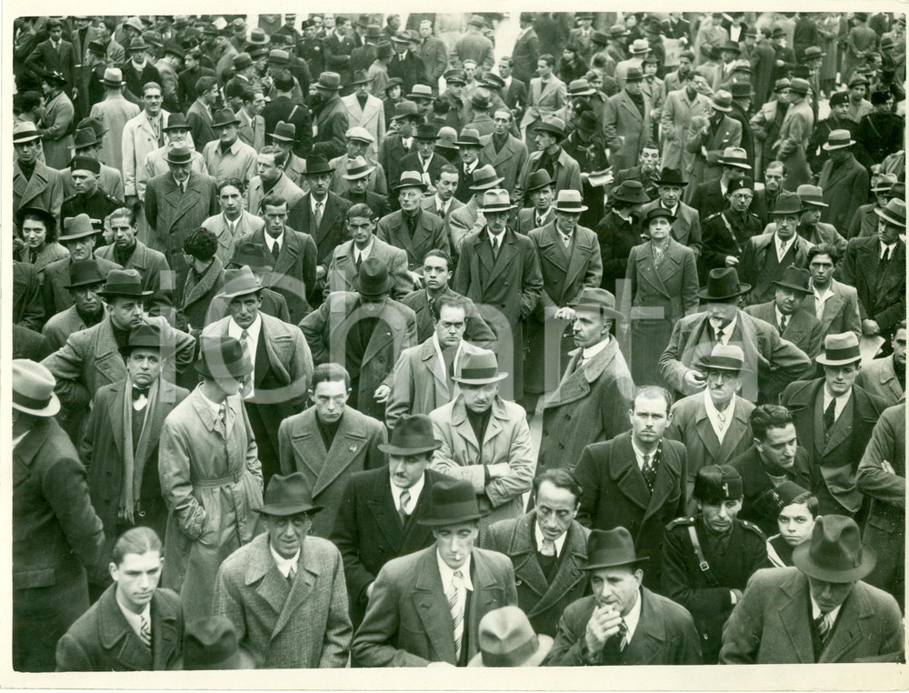 Fotografia d epoca originale 1937 MILANO Popolo in Piazza DUOMO ascolta messaggio del DUCE Fotografia 1
