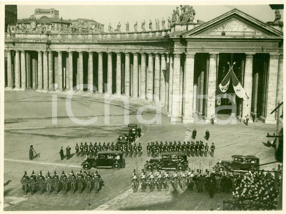 Fotografia d epoca originale 1929 CITTA  DEL VATICANO Truppe pontificie rendono onore militari a corteo reale 1