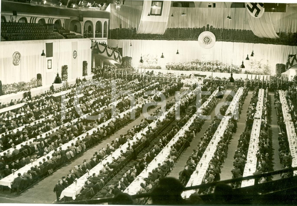 Fotografia d epoca originale 1941 BERLIN WW2 Propaganda guerra Festa lavoratori italiani a SPORTPALAST Foto 1
