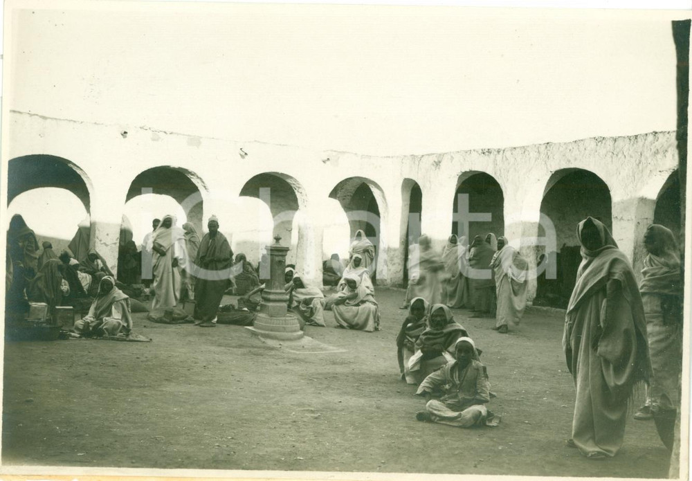Fotografia d epoca originale 1930 ca BENI ULID LIBIA Indigeni in piazza del mercato Fotografia coloniale 1