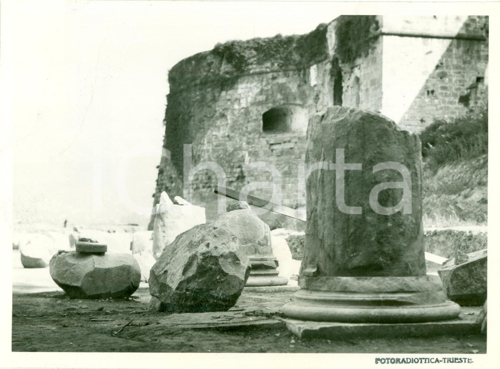 Fotografia d epoca originale 1940 ca TRIESTE Resti Basilica Romana e Castello Vera fotografia 1