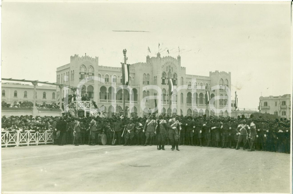 Fotografia d epoca originale 1930 ca LIBIA Parata militare su Lungomare VOLPI al Grand Hotel Fotografia 1