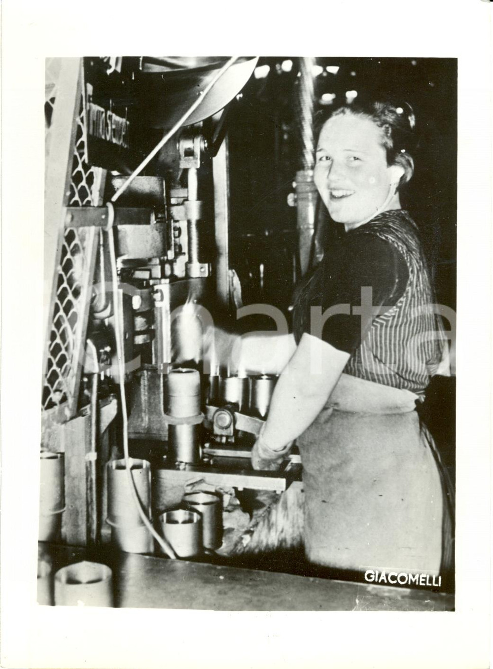 Fotografia d epoca originale 1941 GERMANIA WW2 Operaia tedesca in fabbrica di munizioni Fotografia 1