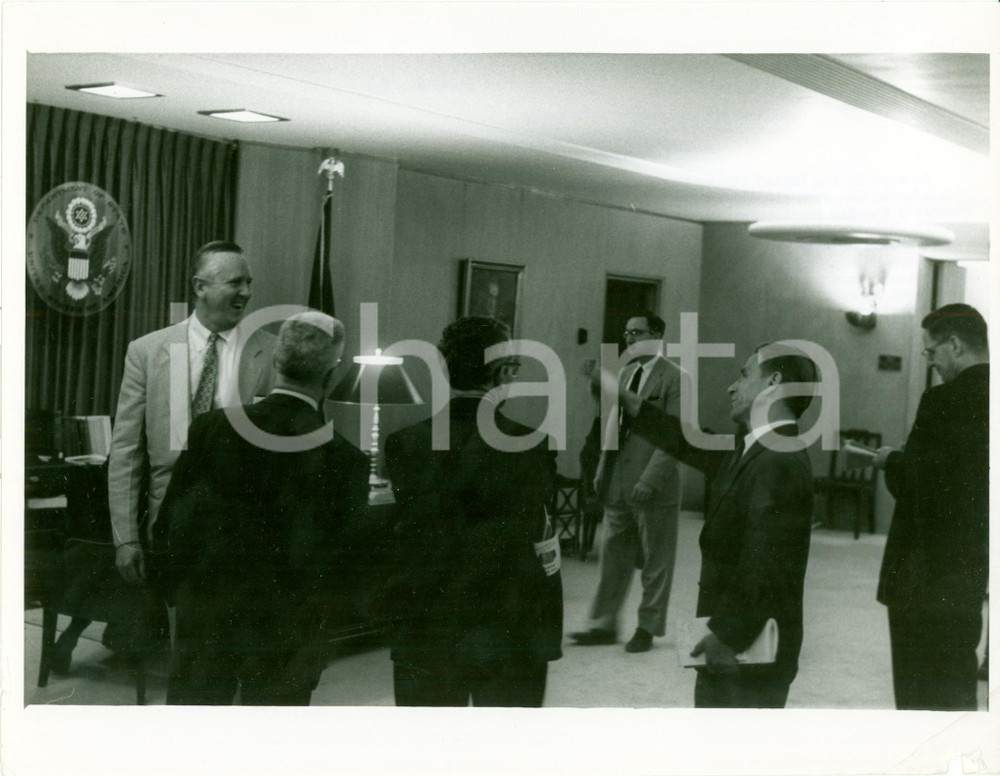 Fotografia d epoca originale 1956 WASHINGTON USA Portavoce Lincoln WHITE scherza con oscar RESCHKE Foto 1