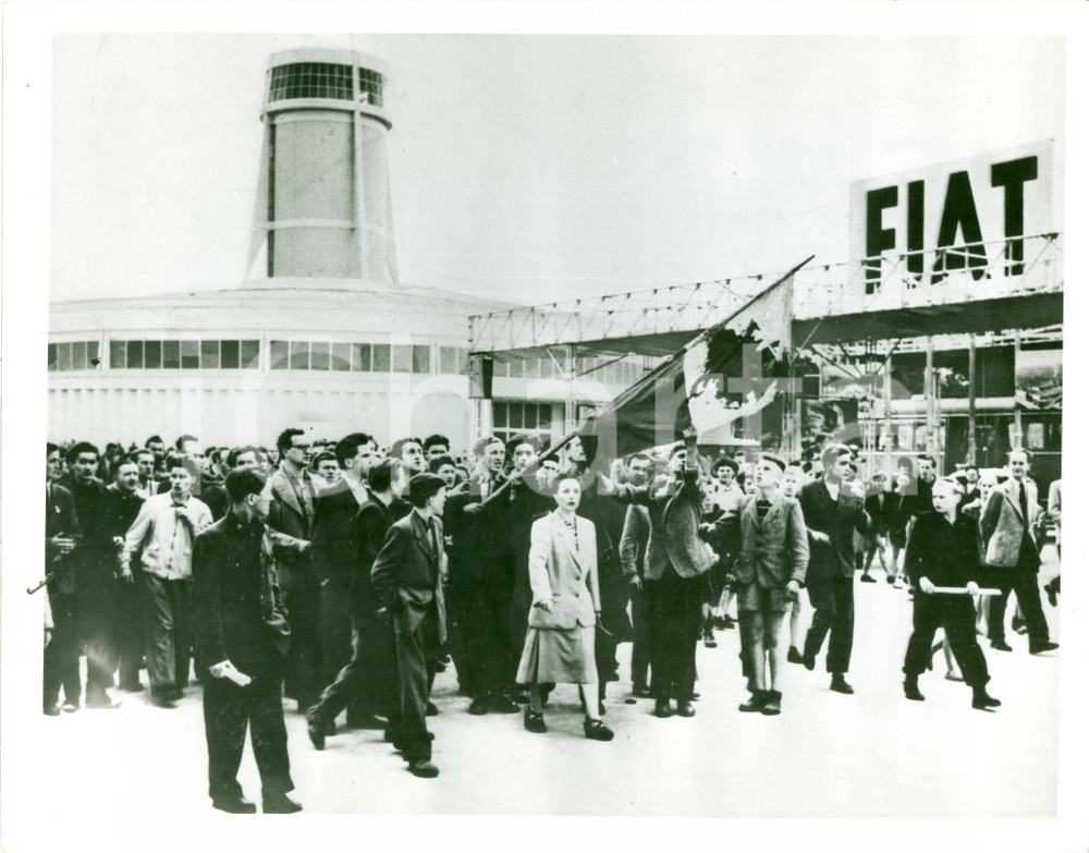 Fotografia d epoca originale 1956 POZNAN POLONIA Operai FIAT marciano vs COMUNISMO bandiera insanguinata 1