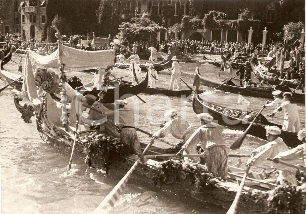 Fotografia d epoca originale 1937 VENEZIA Regata storica sui gondolini a Chiesa della SALUTE Fotografia 1
