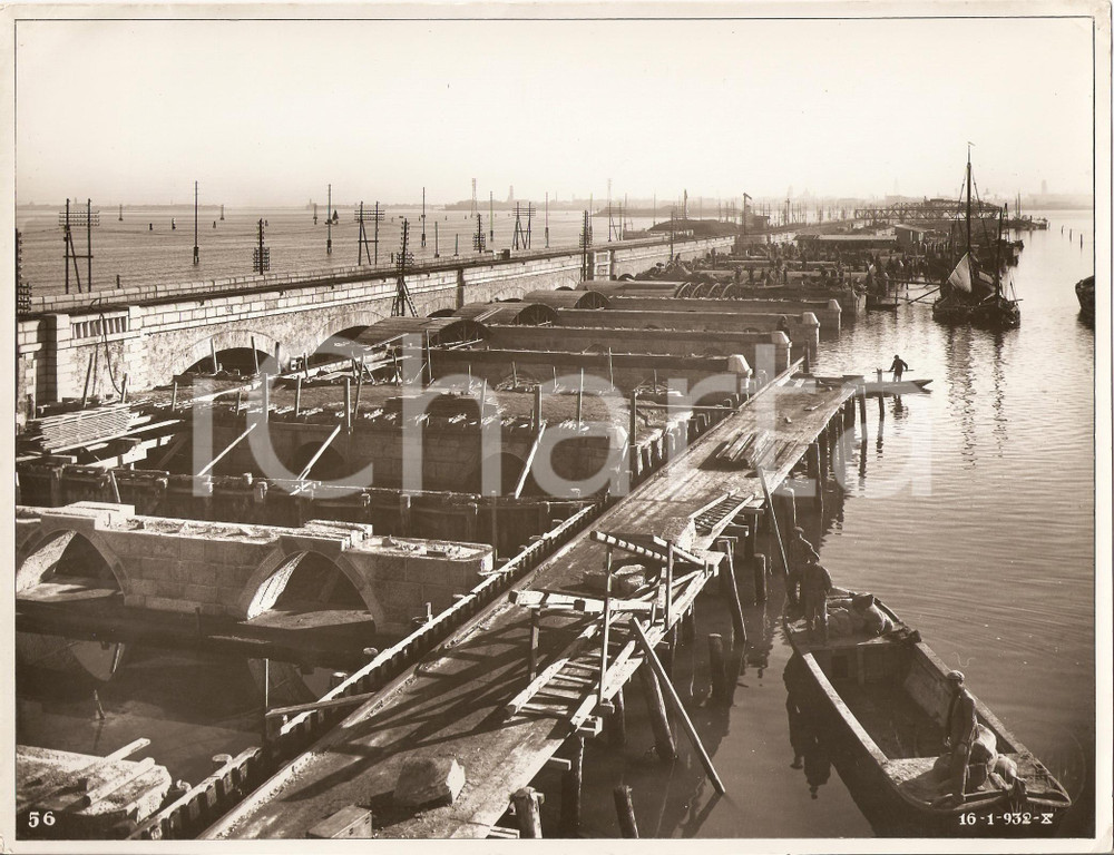 Fotografia d epoca originale 1932 VENEZIA Cantiere arcate ponte per MESTRE barche trasporto operai Fotografia 1