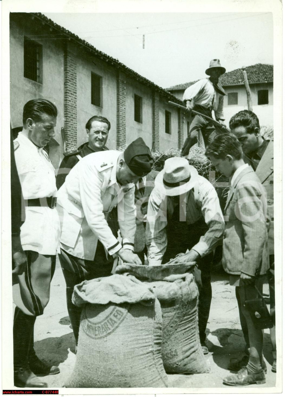 Fotografia d epoca originale 1935 Lodi Rino Parenti visita le mondine Foto cascina 1