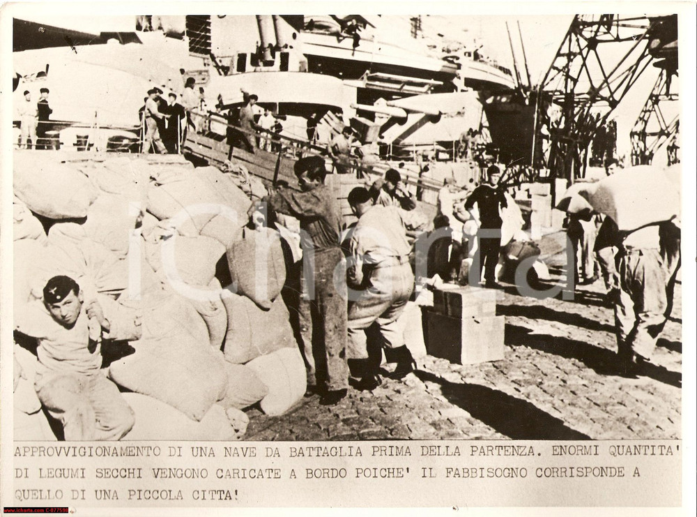 Fotografia d epoca originale 1942 AFRICA SETTENTRIONALE ? Marinai caricano legumi su nave da battaglia Foto 1