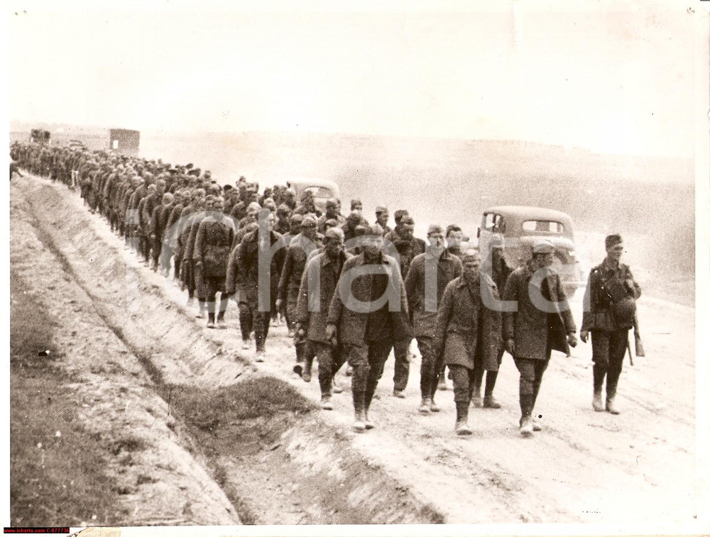 Fotografia d epoca originale 1941 FRONTE SOVIETICO WW2 Prigionieri russi in marcia verso Lager tedesco FOTO 1