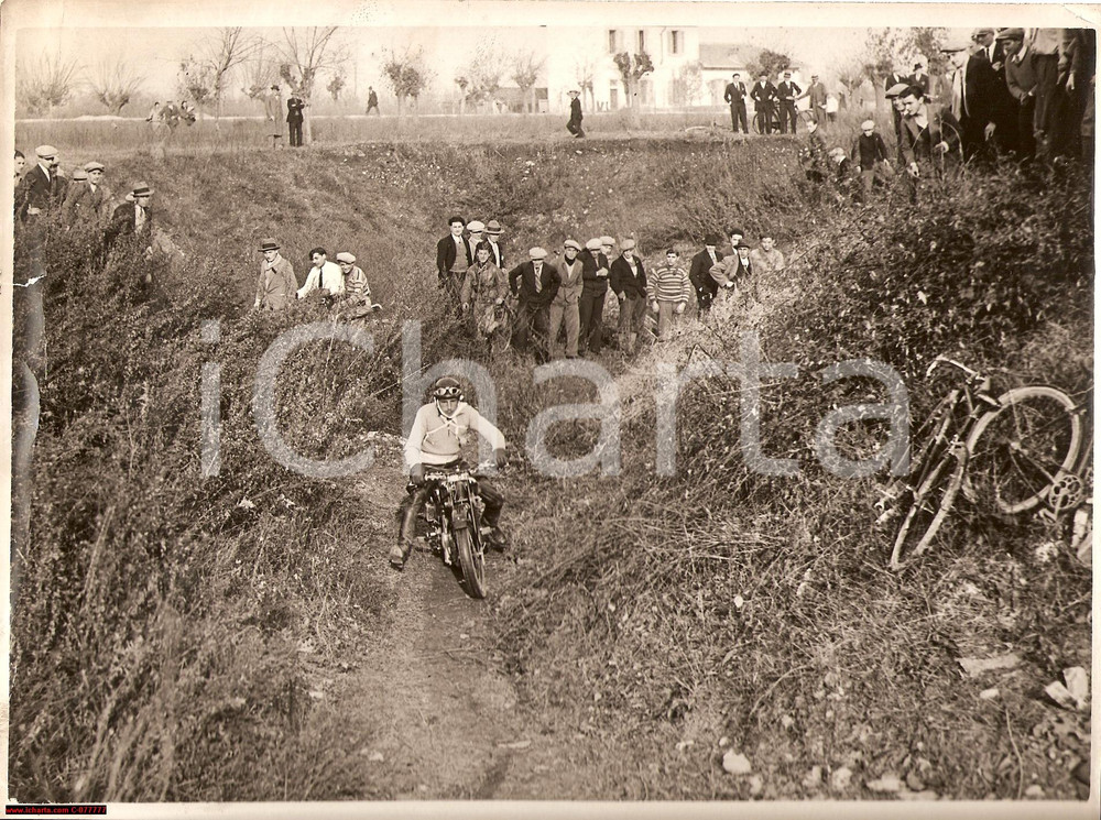 Fotografia d epoca originale 1931 NOVATE MILANESE Passaggio di una cava al Cross Country Motociclistico FOTO 1