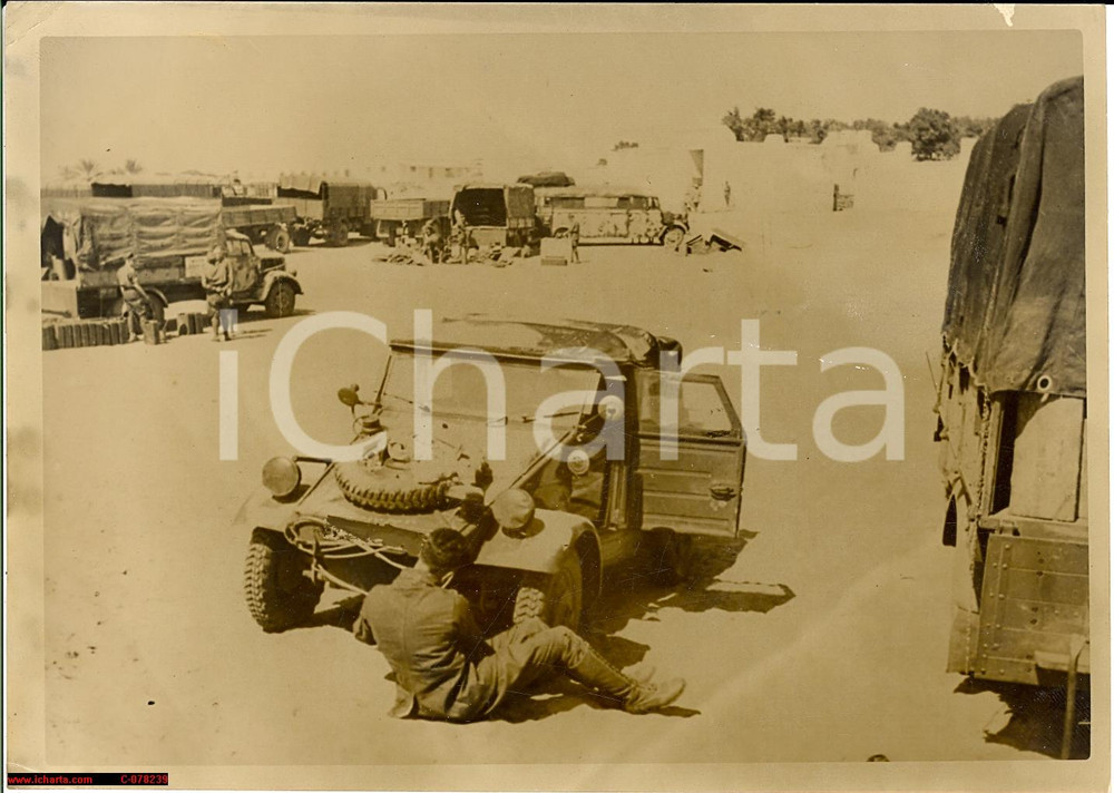 Fotografia d epoca originale 1941 WWII LIBIA AFRIKA KORPS Autiere tedesco ripara Volkswagen KÃ¼belwagen Photo 1