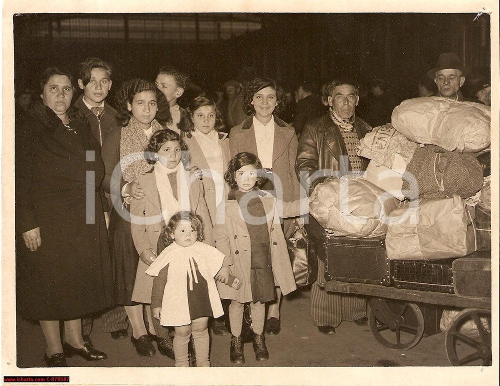 Fotografia d epoca originale 1939 Parigi, 700 emigrati italiani tornano in patria 1