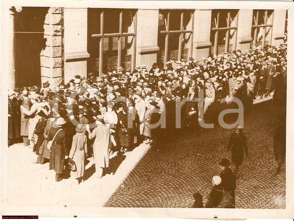 Fotografia d epoca originale 1940 Oslo WW2 Norvegia  Coda agli sportelli di banca 1