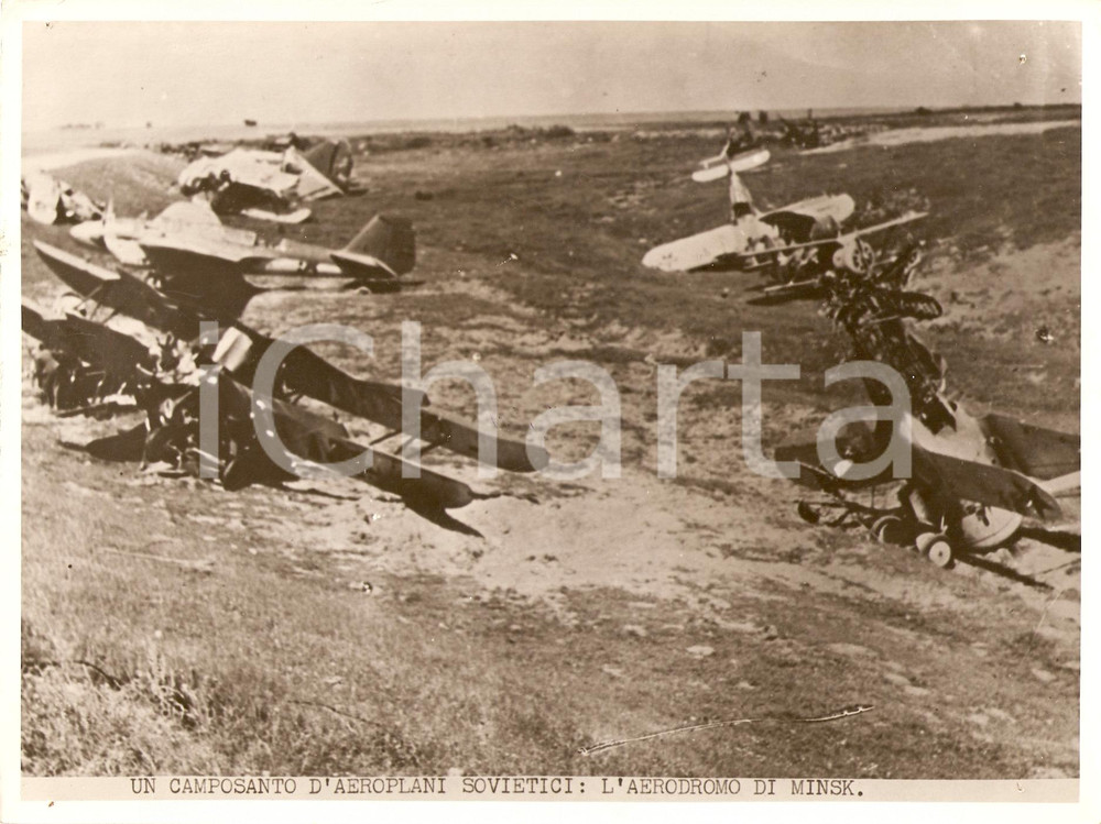 Fotografia d epoca originale 1942 MINSK RUS WW2 Cimitero di aeroplani sovietici all AERODROMO Fotografia 1