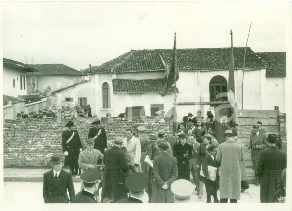 Fotografia d epoca originale 1940 TIRANA ALBANIA Folla a traslazione della salma poeta Naim FRASHERI Foto 1