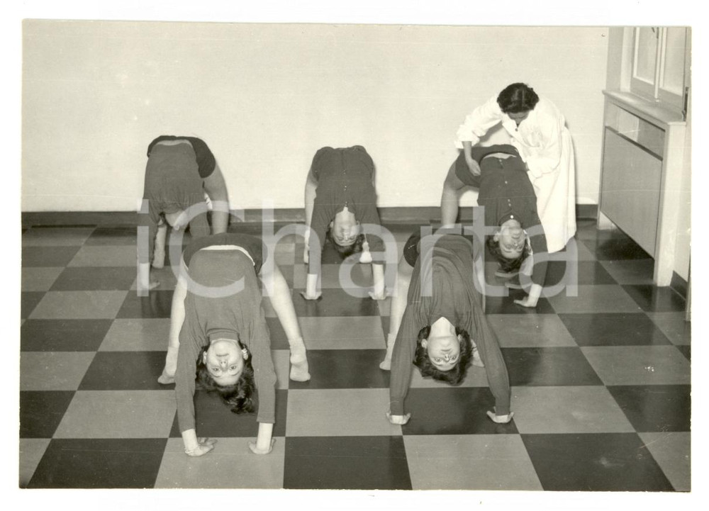 Fotografia d epoca originale 1954 MODENA Ginnastica posturale ragazze prof. BONOLA Foto 14x10 cm 1