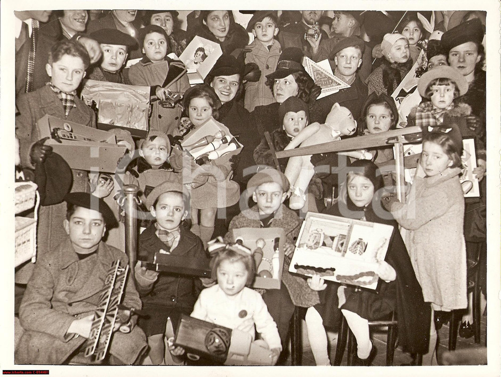 Fotografia d epoca originale 1938 MILANO  Doni della Befana fascista a mamme e bimbi  FOTOGRAFIA 1