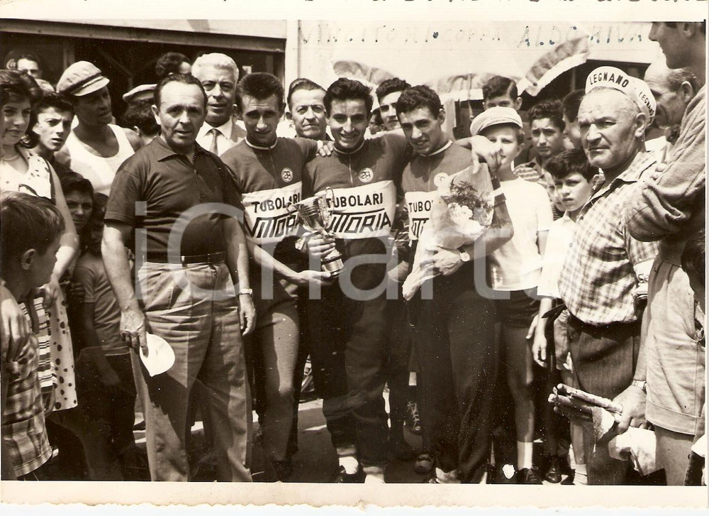 Fotografia d epoca originale 1960 OSPITALETTO DI CORMANO 2Â° Coppa ALDO RIVA Premiazione vincitori CICLISMO 1