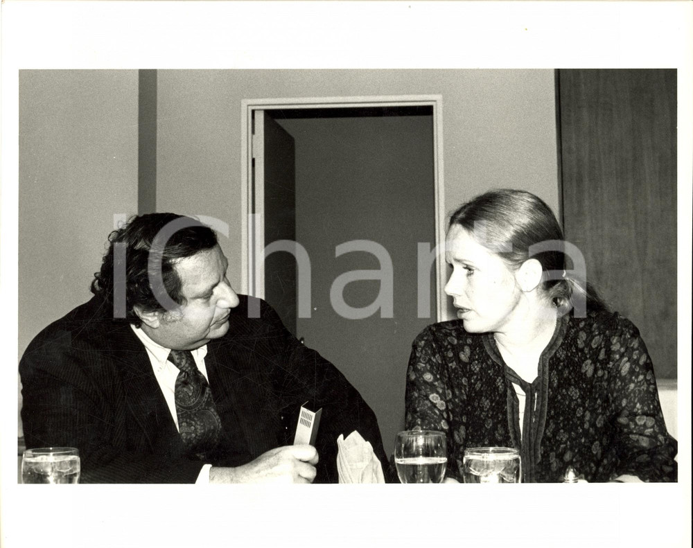 Fotografia d epoca originale 1981 NEW YORK Liv ULLMANN interviewed by Richard HOLMAN Year for disabled Foto 1