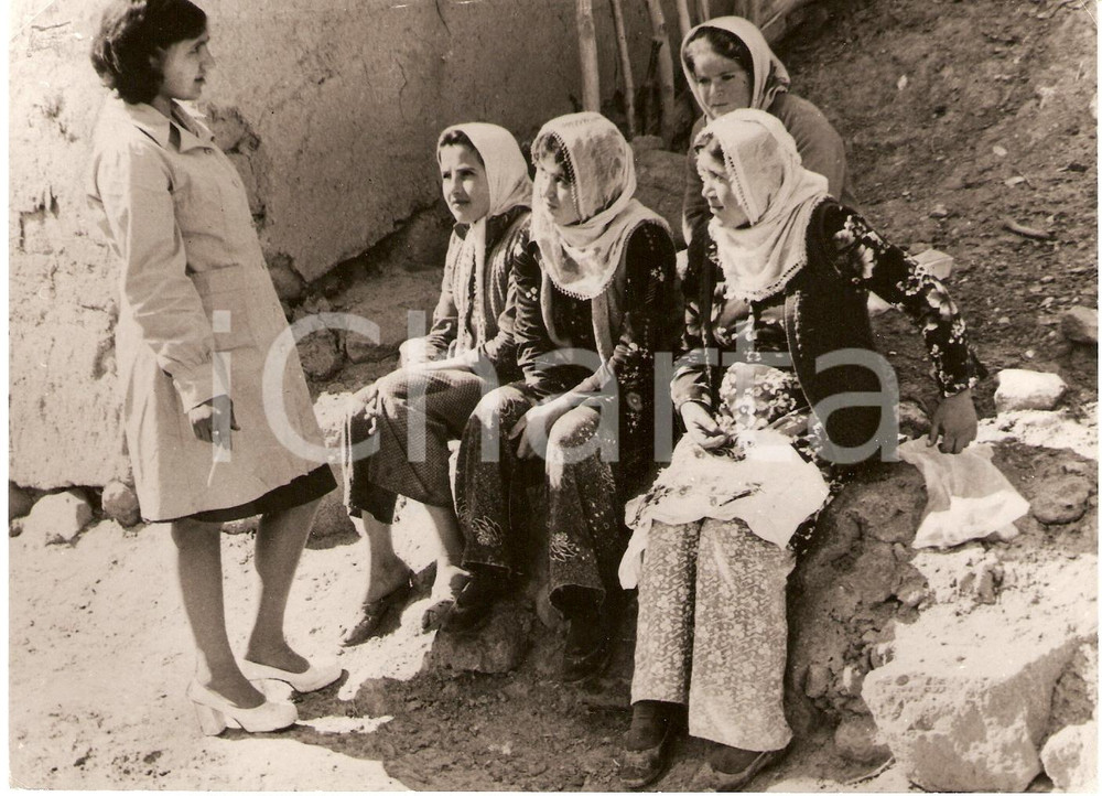 Fotografia d epoca originale 1978 TURKEY Consultation on birth control methods in a small village Foto WHO 1