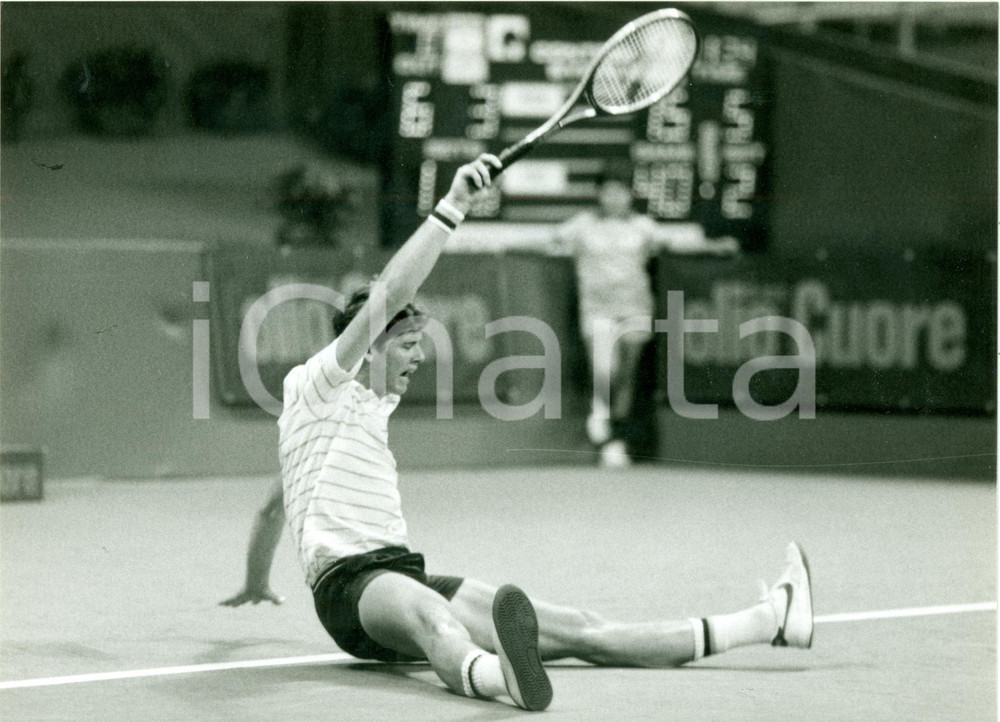 Fotografia d epoca originale 1983 MILANO Tennis Hank PFISTER a terra sconfitto al MILAN INDOOR Fotografia 1