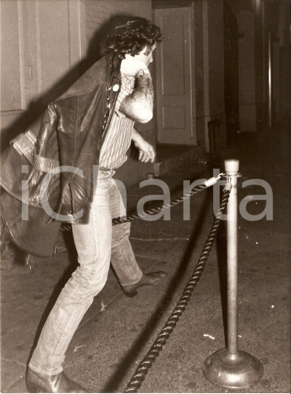 Fotografia d epoca originale 1980 circa ARGENTINA Tennis Guillermo VILAS scavalca cordoni sicurezza FOTO 1