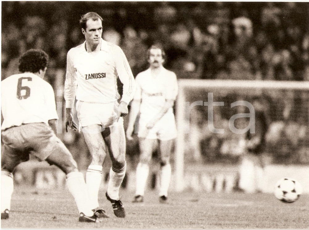 Fotografia d epoca originale 1982 REAL MADRID C.F. Calcio John METGOD durante partita Sponsor ZANUSSI Foto 1