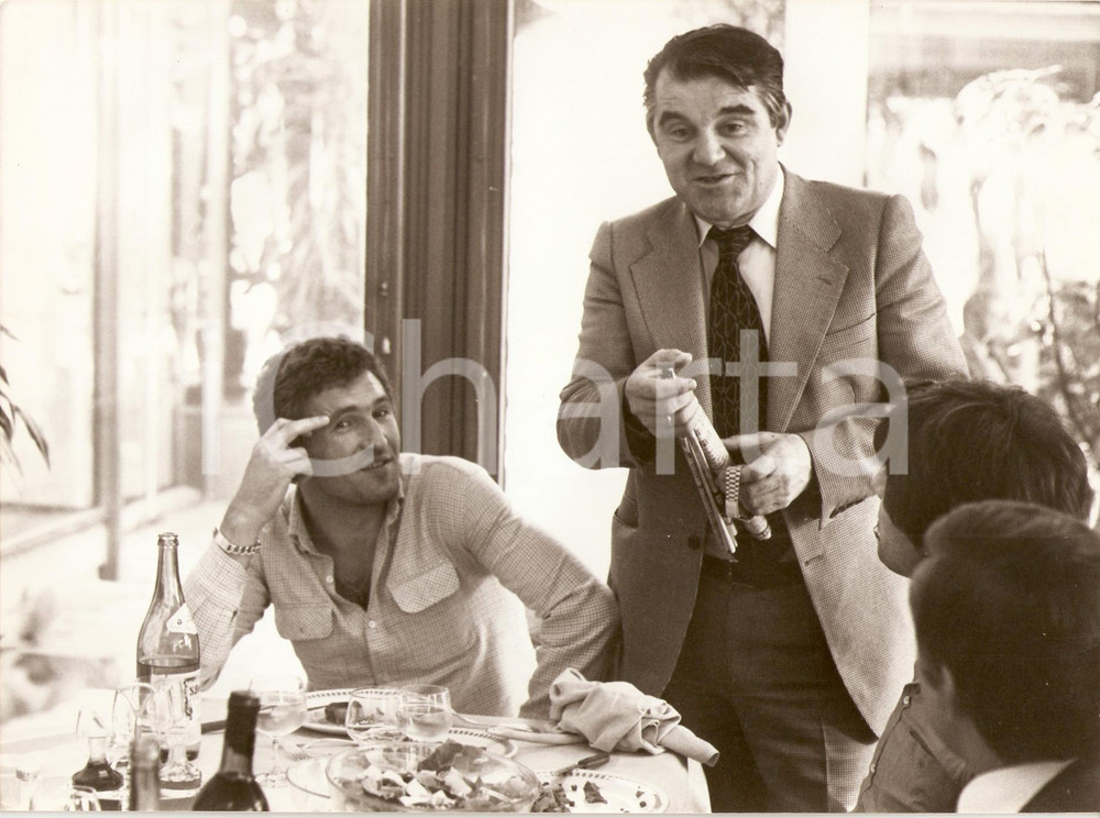 Fotografia d epoca originale 1980 ca JUGOSLAVIA Calcio Dragan PANTELIC Miljan MILJANIC a pranzo Fotografia 1