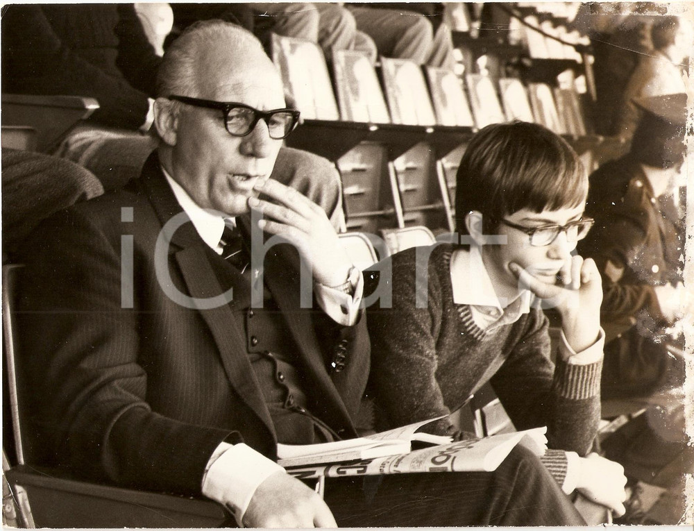 Fotografia d epoca originale 1980 ca CALCIO MANTOVA  MILAN Eddie BAILY assiste alla partita Fotografia 1