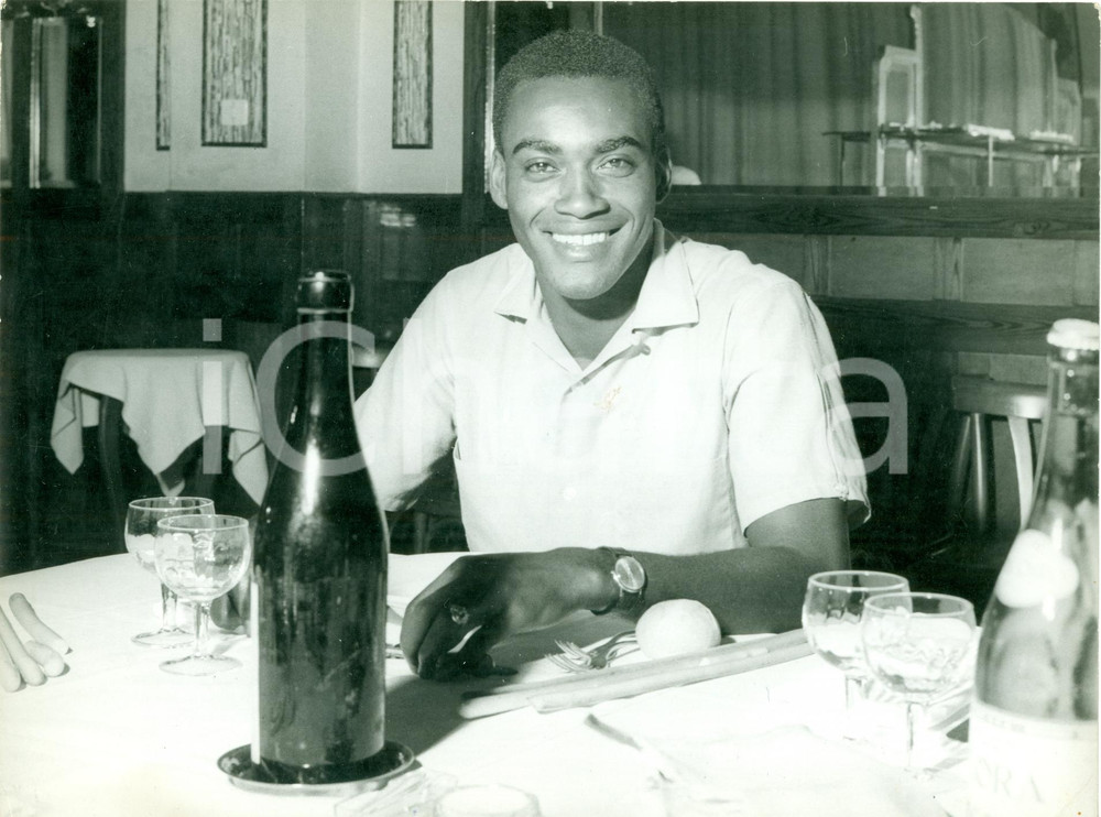 Fotografia d epoca originale 1975 ca PERU  Calcio Ritratto Alberto GALLARDO a tavola Fotografia 1