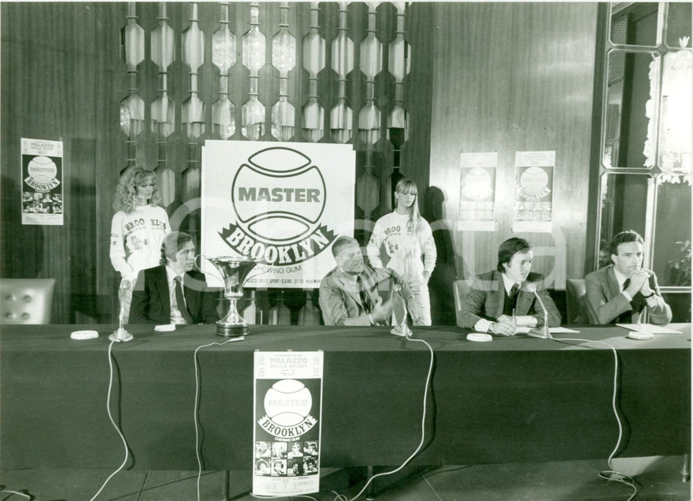 Fotografia d epoca originale 1980 MILANO Tennis Presentazione Master BROOKLYN Chewing Gum Foto 1