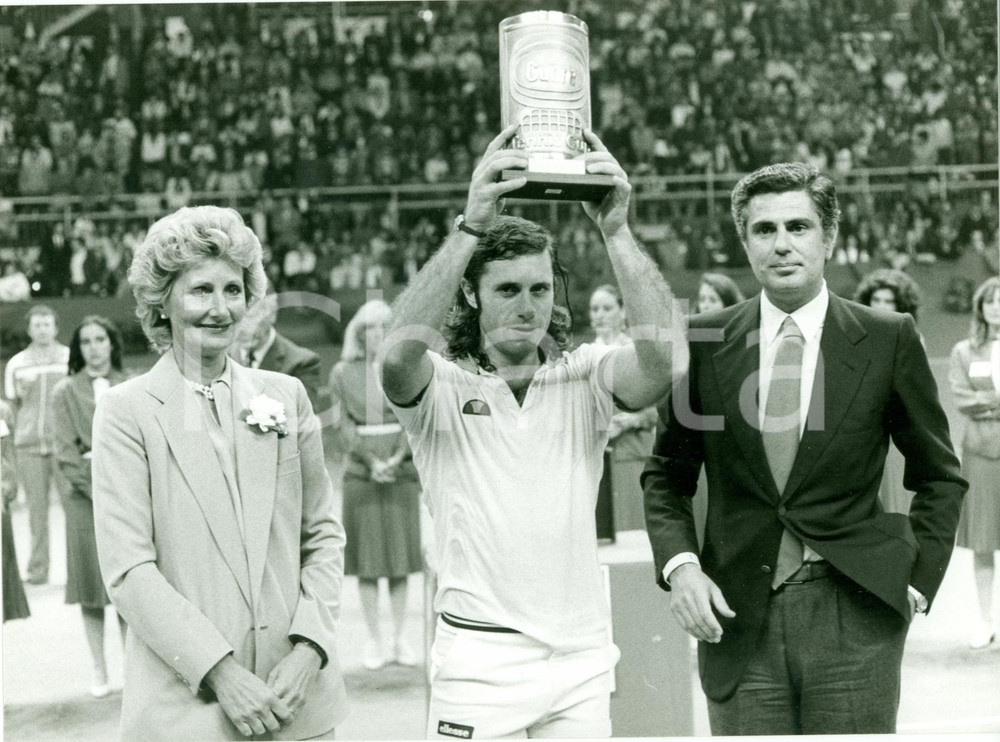 Fotografia d epoca originale 1982 MILANO Guillermo VILAS vince torneo CUORE TENNIS CUP Fotografia 1