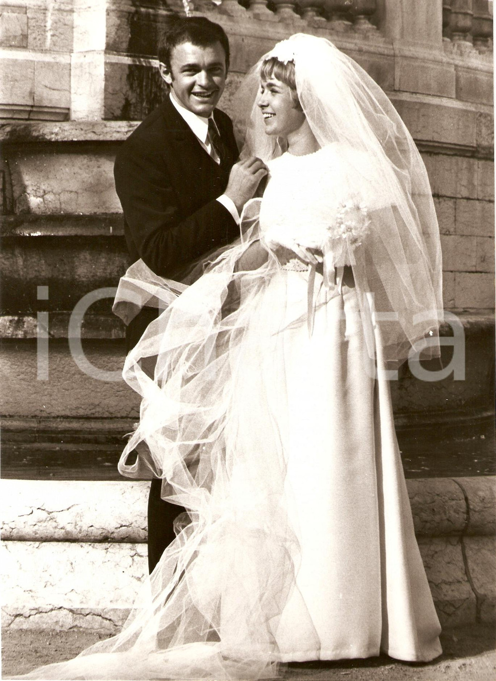 Fotografia d epoca originale 1968 CE SACRE  GRANDPERE Yves LEFEBVRE Marie DUBOIS Sposi nel film Foto scena 1
