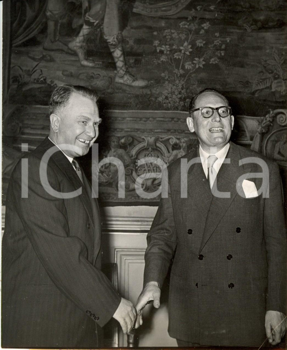 Fotografia d epoca originale 1953 PARIS QUAI D ORSAY Sergey VINOGRADOV con il ministro Maurice SCHUMANN 1