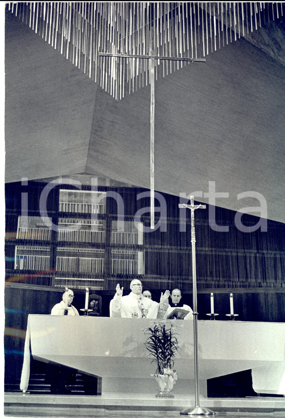 Fotografia d epoca originale 1971 SAN FRANCISCO USA Joseph McGUCKEN celebra messa Italian Federation Day 1