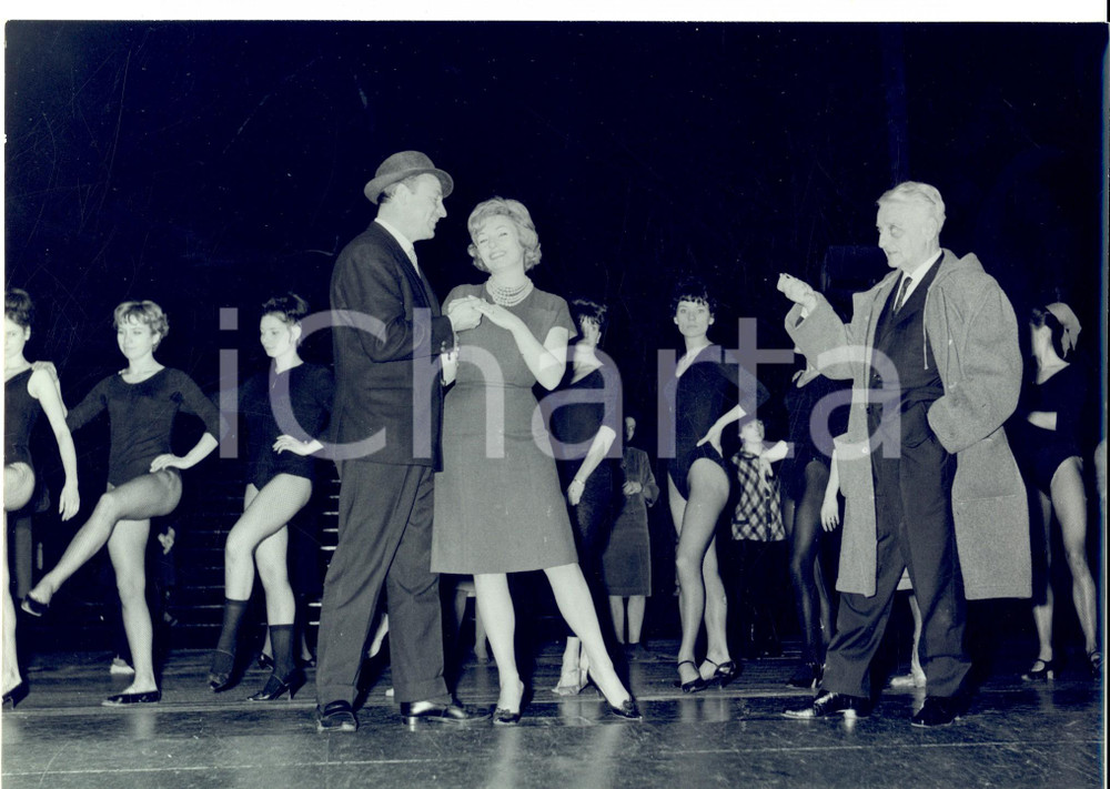 Fotografia d epoca originale 1960 ca CASINO DE PARIS Henri VARNA sale sul palco al termine di uno spettacolo 1
