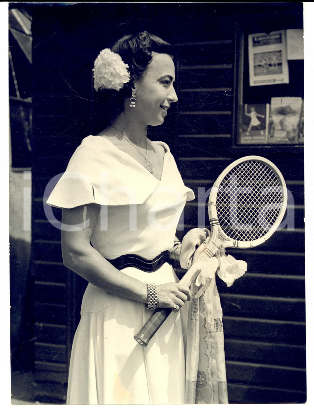 Fotografia d epoca originale 1953 WIMBLEDON UK La tennista Marie WEISS in tenuta floreale  Fotografia 1