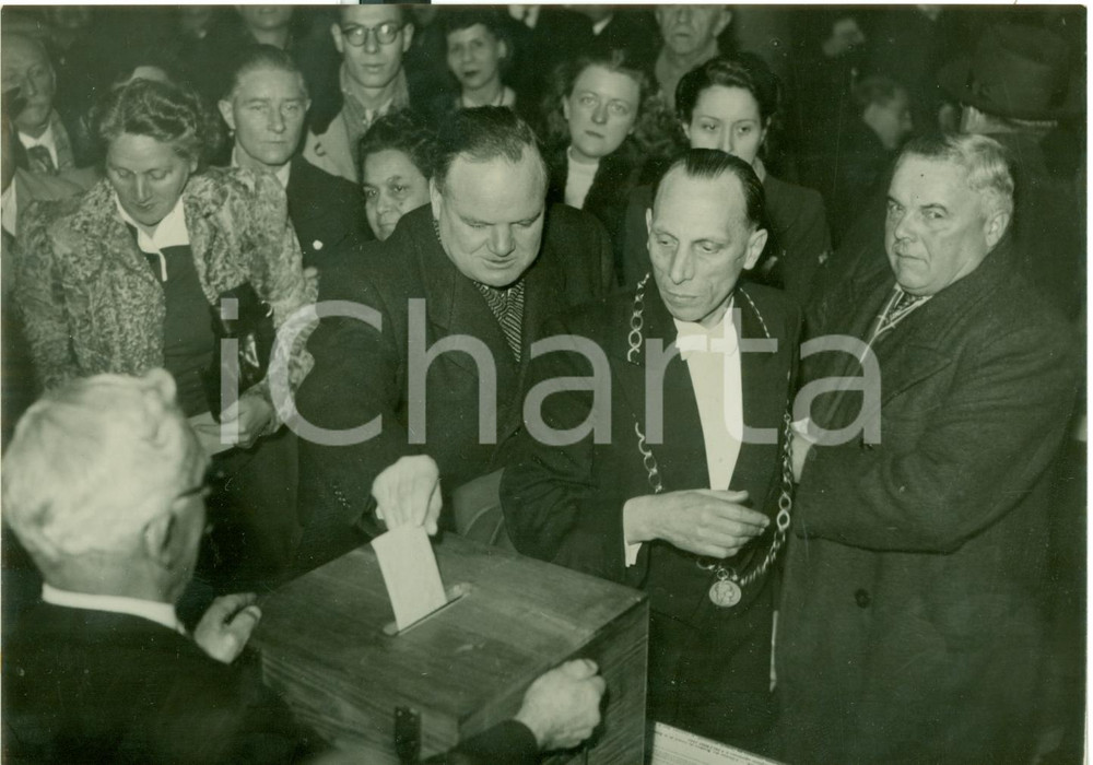 Fotografia d epoca originale 1946 PARIS Maurice THOREZ Jeannette VERMEERSCH votano per la Repubblica FOTO 1